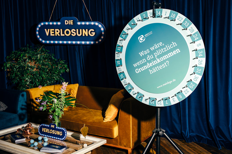 Das Live-Studio ist aufgebaut, es kann losgehen mit der Verlosung von Bedingungslosen Grundeinkommen. Fotograf: Fabian Melber