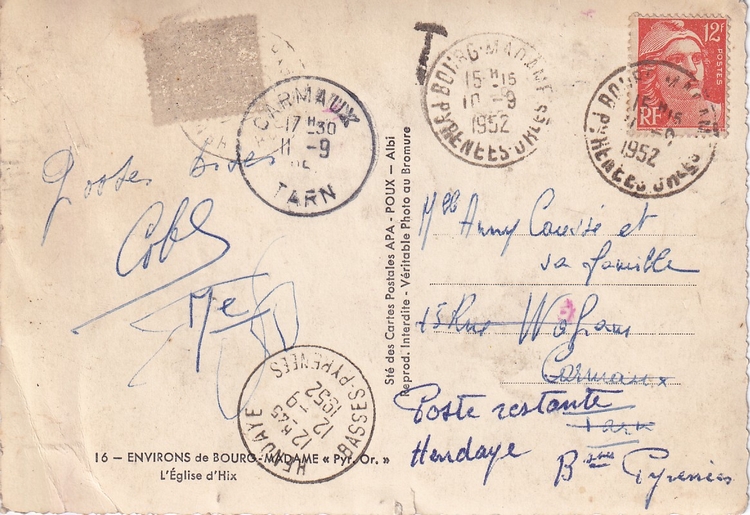 Eine verwitterte, historische französische Ansichtskarte aus dem frühen 20. Jahrhundert liegt leicht angewinkelt auf einer dunklen, rauen Steinoberfläche.