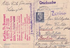 Geburtstagsgruß DDR-Künstlerkarte „Versunken" von Gertrud Horn, 1961: Rötelzeichnung einer am Schreibtisch eingeschlafenen Frau im Kerzenschein.
