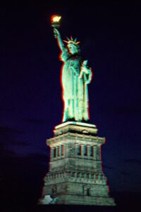 Historische Ansichtskarten aus den USA und Kanada mit Motiven wie Freiheitsstatue, Niagara Falls und Space Needle sowie Nachporto-, Taxe- und Postage-Due-Vermerken – ein postgeschichtliches Konvolut zur transatlantischen Post und Luftpost der Nachkriegszeit für Sammler und Philatelie-Interessierte.