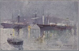 Impressionistische Hafenszene bei Nacht des Marinemalers Harry Heusser (1909) auf einer ungelaufenen Künstler-Ansichtskarte des Österreichischen Lloyd, Triest – Dampfschiffe, Segelschiffe und gelbe Lichtreflexe auf ruhigem Wasser als maritime Kunst aus der k.u.k. Zeit.