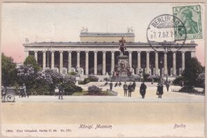 Kolorierte Ansichtskarte aus der Kaiserzeit als Beitragsbild zum Sammlungsreport auf datenstaubsauger.de: Sie zeigt das Königl. Museum (Altes Museum) in Berlin nach Karl Friedrich Schinkel, verlegt 1905 von Paul Schnabel, Berlin O 34, No. 180. Die Karte wurde am magischen Datum 7.7.07 mit einer 5-Pfennig-Germania-Briefmarke gestempelt und von Berlin nach Hengreville in Frankreich versandt – ein authentisches Zeitdokument der Postgeschichte.
