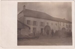 Zwei unbekannte Echtfoto-Ansichtskarten als Rätselkarten im Beitragsbild zum Sammlungsreport auf datenstaubsauger.de: Die erste zeigt eine winterliche Bahnstrecke im Sepia-Echtfoto mit Büttenrand, mit verschneiten Gleisen, kleinem Signalhäuschen und dichtem Nadelwald – ungelaufen und ohne Ortsangabe. Die zweite zeigt zwei uniformierte Reiter der Kavallerie vor einem großen Bauernhof beziehungsweise Gutshof aus der Zeit des Ersten Weltkriegs, ebenfalls als warmtoniges Sepia-Echtfoto und ungelaufen. Beide Ansichtskarten stammen von unbekannten Orten und laden Sammler zum Mitraten und Zuordnen ein.