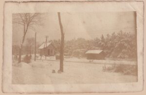 Zwei unbekannte Echtfoto-Ansichtskarten als Rätselkarten im Beitragsbild zum Sammlungsreport auf datenstaubsauger.de: Die erste zeigt eine winterliche Bahnstrecke im Sepia-Echtfoto mit Büttenrand, mit verschneiten Gleisen, kleinem Signalhäuschen und dichtem Nadelwald – ungelaufen und ohne Ortsangabe. Die zweite zeigt zwei uniformierte Reiter der Kavallerie vor einem großen Bauernhof beziehungsweise Gutshof aus der Zeit des Ersten Weltkriegs, ebenfalls als warmtoniges Sepia-Echtfoto und ungelaufen. Beide Ansichtskarten stammen von unbekannten Orten und laden Sammler zum Mitraten und Zuordnen ein.