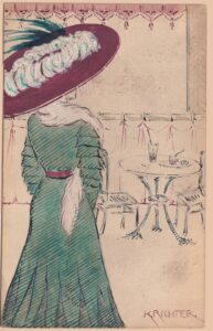 Elegante Jugendstil-Künstlerkarte signiert „K. Richter": Eine vornehme Dame von hinten im smaragdgrünen Kleid mit weinrotem Federhut vor einer skizzenhaften Café-Szene. Ausgeführt in Mischtechnik (Tusche, Aquarell und pastose weiße Gouache-Höhungen) auf getöntem Karton, ein dekoratives Sammlerstück der Belle Époque um 1900–1910, gelaufen nach Leipzig-Sellerhausen – reizvolle Postgeschichte für Freunde von Künstlerkarten. Sammlungsreport