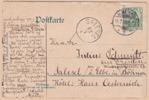Handgemalte Aquarell-Ansichtskarte „Mutti u. Vati auf der Wanderung nach dem Mileschauer": ein selbst gemaltes Unikat mit einem Wanderpaar von hinten, signiert „H.S." und datiert Ilmenau, 11. Juli 1905. In Mischtechnik aus Tusche und Aquarell gestaltet, gelaufen vom Deutschen Reich mit grüner 5-Pfennig-Germania-Marke nach Salesel a. Elbe in Böhmen – ein außergewöhnliches Zeitdokument der Belle Époque und ein postgeschichtlicher Beleg für Sammler handgemalter Karten.