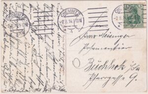 Kolorierte Ansichtskarte der Chemnitzer Lutherkirche, eines neuromanischen Sandsteinbaus mit markantem achteckigem Turm und Pyramidenhelm, herausgegeben vom Verlag Martin & Fischer, Chemnitz (Nr. 71735). Die gelaufene Karte trägt eine grüne 5-Pfennig-Germania-Marke des Deutschen Reichs und drei klare Chemnitz-Poststempel vom 2. August 1914 – dem zweiten Tag der Mobilmachung zum Ersten Weltkrieg. Ein bewegender post- und zeitgeschichtlicher Beleg aus den ersten Kriegstagen mit handschriftlicher Nachricht eines Vaters aus der Kaserne an seinen Sohn.