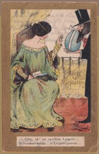 Farbige Satirekarte der Belle Époque: Dame im grünen Gewand mit Kärtchen „Léopold“, ein bärtiger Herr mit Zylinder überreicht ihr ein großes Osterei vor gelbem Paravent