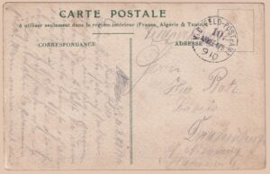 Farbige Satirekarte der Belle Époque: Dame im grünen Gewand mit Kärtchen „Léopold“, ein bärtiger Herr mit Zylinder überreicht ihr ein großes Osterei vor gelbem Paravent
